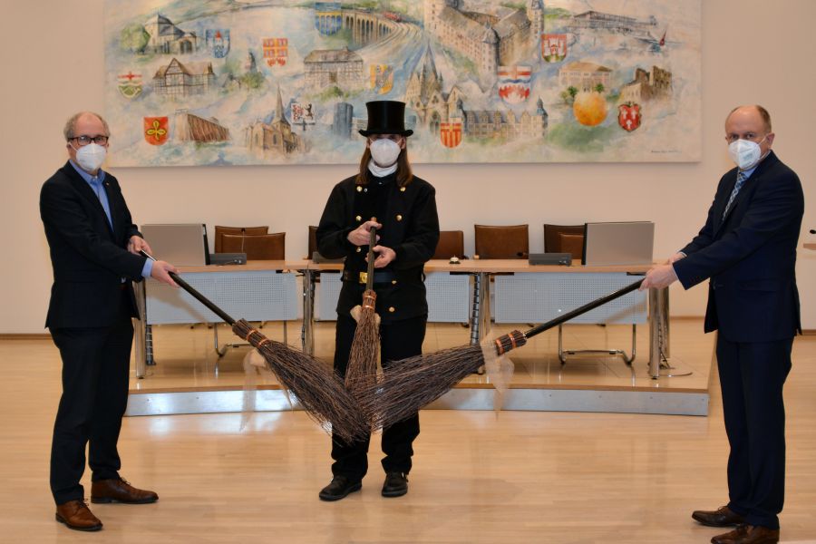 Wünschen den Bürgern ein frohes neues Jahr – v.l. ehemalige Landrat Manfred Müller, Schornsteinfeger Olaf Meiners und Landrat Christoph Rüther.  Foto: Kreis Paderborn, Amt für Presse- und Öffentlichkeitsamt, Meike Delang 